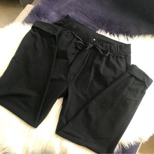 Black lululemon jogger 4